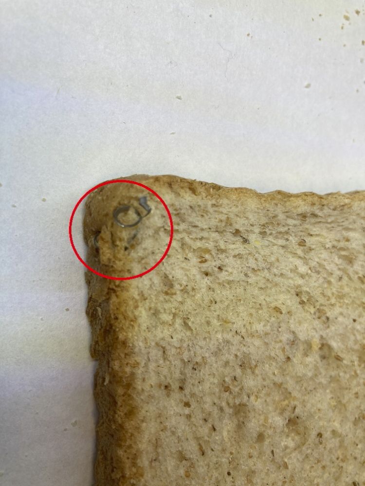 Toustový chléb obsahoval ostré kovové střepiny