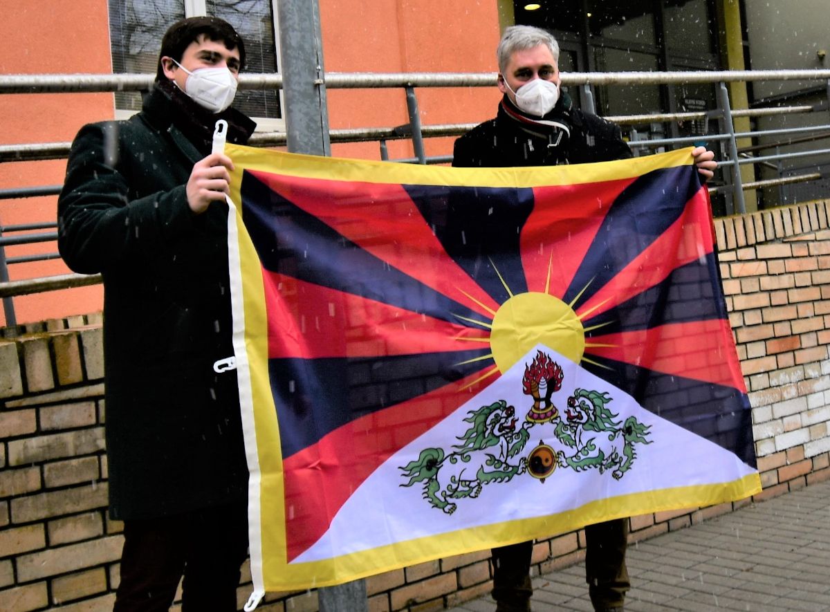 Náměstci Talíř a Klíma vyvěsili před budovou Krajského úřadu Jihočeského kraje tibetskou vlajku