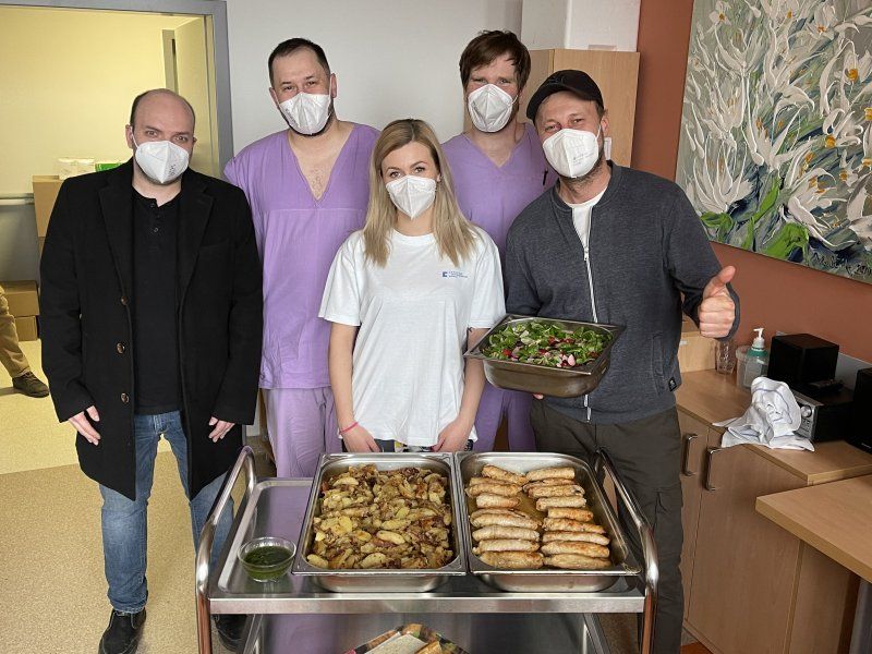 Známý šéfkuchař vaří pro zdravotníky FN Brno, díky tomu dává práci i lidem s hendikepem