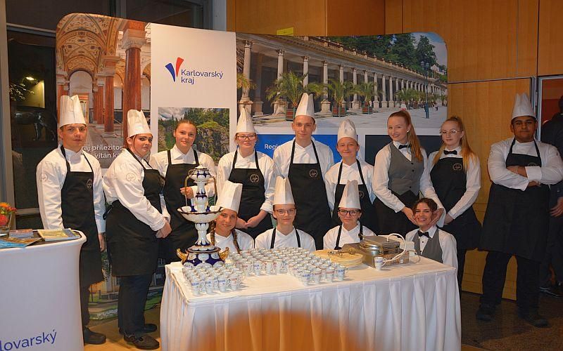 Karlovarská škola z Ondřejské poskytovala gastronomické služby české diplomacii