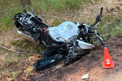 Smrtelná nehoda na II/191. Motorkářka zahynula mezi Rozelovem a Starým Smolivcem