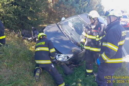Auto sjelo do příkopu mezi Částkovem a Velkým Rapotínem na Tachovsku. Řidička se zranila