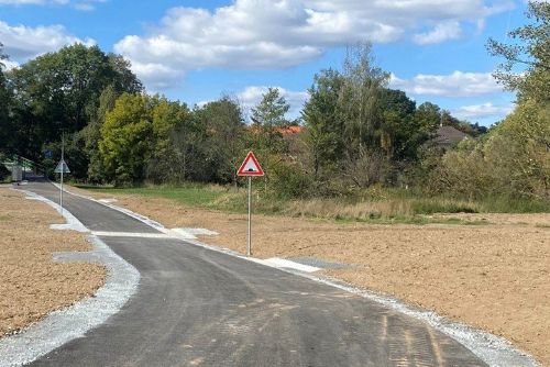 Plzeň opravila cestu pod Dubovou horou. Spojí Litice s Lhotou pro cyklisty a pěší