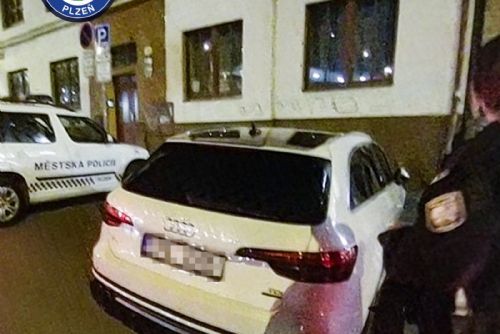 Audi v Plzni vrazilo při kontrole do obrubníku. Řidič nadýchal až 1,31 promile