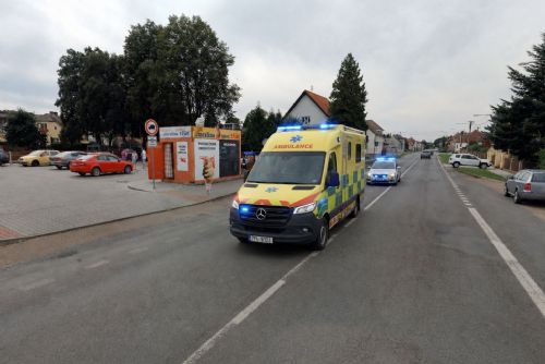 Mladý řidič srazil mezi Kozolupy a Myslinkou 65letou cyklistku, vrtulník ji přepravil do nemocnice