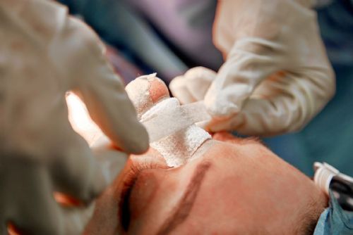 Operace nosu skončila vážnými následky. Znalec u soudu kritizoval kladívko a dláto