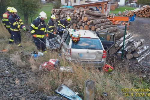 U Stupna se srazilo auto s vlakem, zraněného transportoval vrtulník