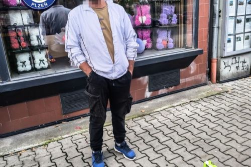 Muž v pátrání kradl v Plzni krabici vína. Před obchodem ho pak bránila skupina známých
