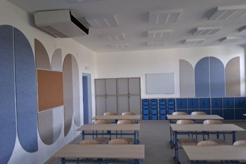 Škola v Plasích včera slavnostně otevřela nové patro. Přibylo pět učeben i výtah.