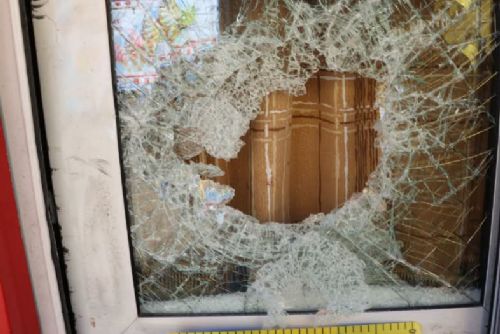 Nejdřív cigarety, pak 19 prstenů. Zloděj si do svatebního salonu otevřel cestu hasičákem