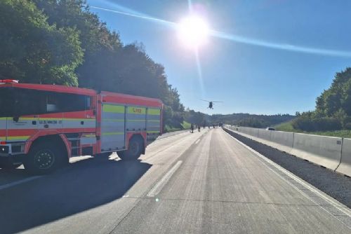 Vážná nehoda u Přimdy na D5, řidič vážně zraněn. Vrtulník přistál přímo na dálnici