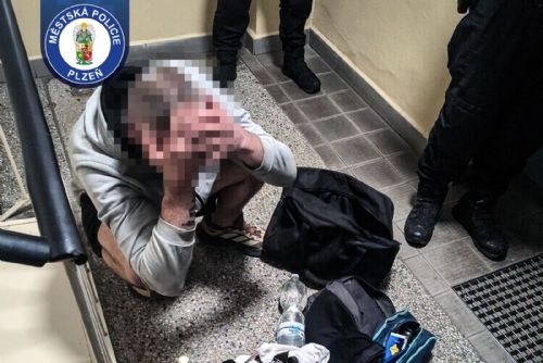 Muž vnikl do panelového domu v Sokolovské ulici. Obyvatel ho zavřel na balkoně