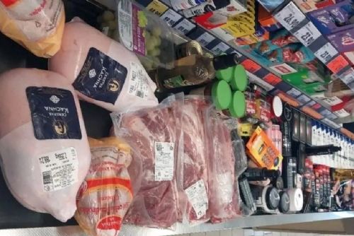 Nákup za 36 tisíc chtěl odvézt bez placení. Košík byl tak plný, že se zboží nevešlo ani na pás  