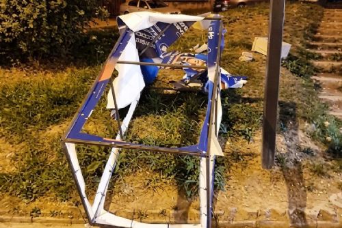 Muž, který poškodil volební kostky v Bohdalecké, se přihlásil policii. Myslel, že jde o nelegální reklamu