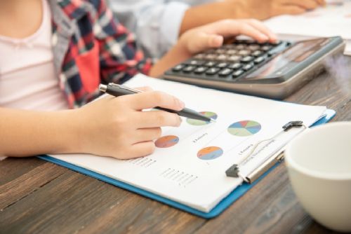 Finanční gramotnost žáků má slabiny. Školy kvůli AI mění testování