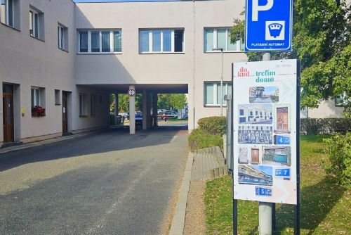 Písecká nemocnice se zapojila do kampaně Dokud… Panel upozorňuje na život s demencí