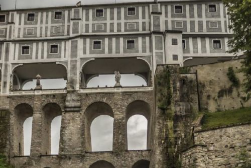 Policisté v převleku za turisty zachránili mladíka na Plášťovém mostě v Českém Krumlově