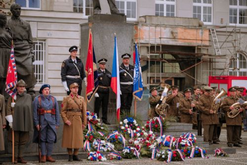 Plzeňský kraj oslavil 108 let republiky. Nechyběly pietní akty, průvod světel ani pocty