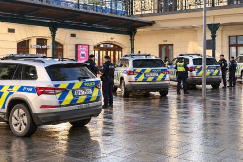 Krvavý útok před plzeňským nádražím! Muž pobodal druhého, policie vyšetřuje pokus vraždy