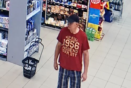 Zloděj v Plzni odjel na kole za 100 tisíc korun. Zachytily ho kamery, policie po něm pátrá