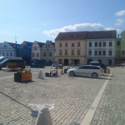 Tachov mění pravidla parkování v centru. U Mže jsou nově dvě hodiny zdarma, SMS platby končí