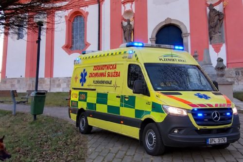 U kostela v Přešticích muž sjel se zahradním traktůrkem z kamenné zídky a zemřel