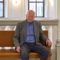 Dlouhodobý spor sousedů skončil střelbou ve sklepě. Seniorovi v Plzni hrozí až 12 let vězení
