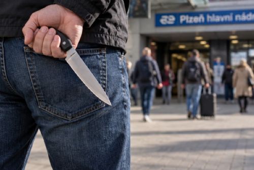 Útok nožem před plzeňským nádražím má dohru. Policie obvinila muže z pokusu vraždy
