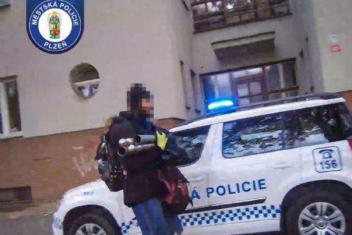 Muž v Plzni ničil zastávku i fasádu domu. Na strážníky zaútočil kovovou trubkou