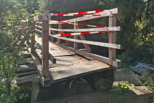 Frantův most na Šumavě je v havarijním stavu. Turistická trasa je dočasně přerušená