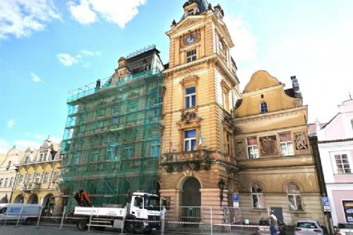 Rekonstrukce památkové radnice v Domažlicích pokračuje další etapou. Opravují krovy v podkroví