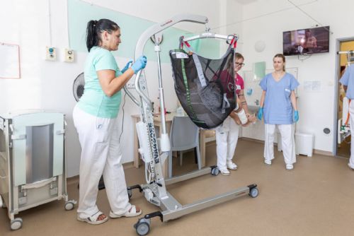 Sestry v Rokycanech mají novou pomocnici „Evu“. Pacienty zvedá, přenáší a dokonce i váží