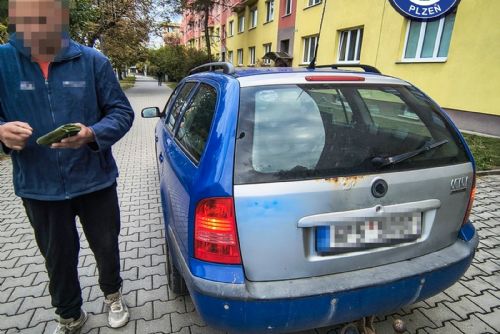 Rozvážel obědy seniorům bez řidičáku. V Plzni ho prozradilo auto na chodníku