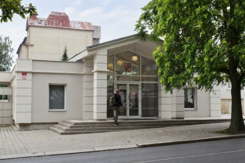 Muž z Plzeňska vyhrožoval premiérovi a útočil na Ukrajince. Soud mu dal podmínku