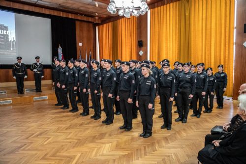 Plzeňská policie posílila o 44 nováčků. Slavnostně složili služební slib