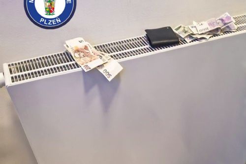 Nejdřív usnul u bankomatu, pak tam peněženku i tisíce korun nechal ležet