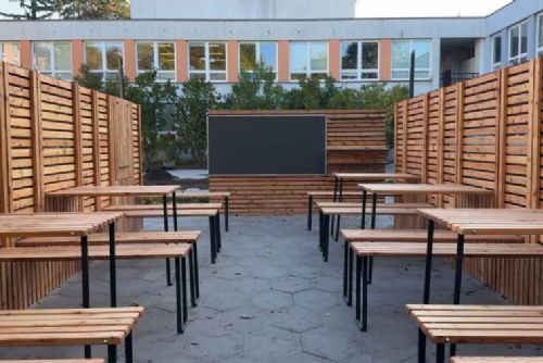 U ZŠ Generála Klapálka v Kralupech vznikla venkovní učebna. Projekt zahrnuje i obnovu zahrady