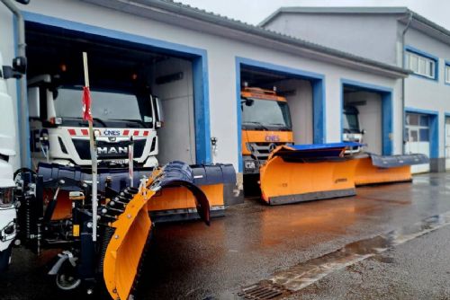 Středočeští silničáři mají před zimou 45 tisíc tun soli a přes 200 sypačů. Přibyly meteostanice i haly na sůl