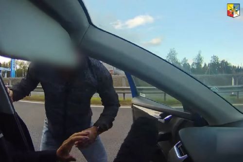 Na D6 u Jesenice řidič vybrzdil ženu a napadl ji před dcerou. Ta útok zachytila na kameru