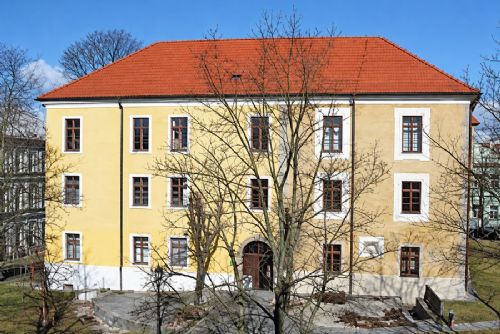 Příbram otevřela Inventuru – Devadesátky Karla Babíčka. Výstava potrvá do 10. ledna 2027