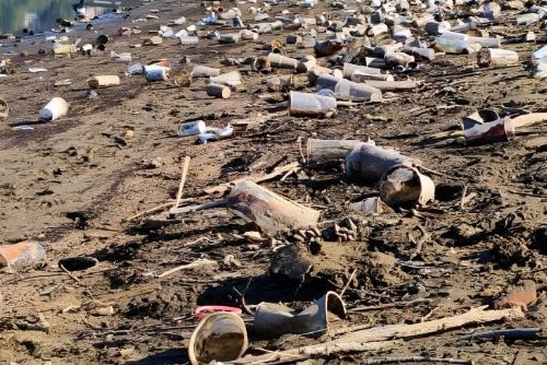 Pokles hladiny Slapské přehrady odkryl tuny odpadků. Dobrovolníci uklidí 19 lokalit