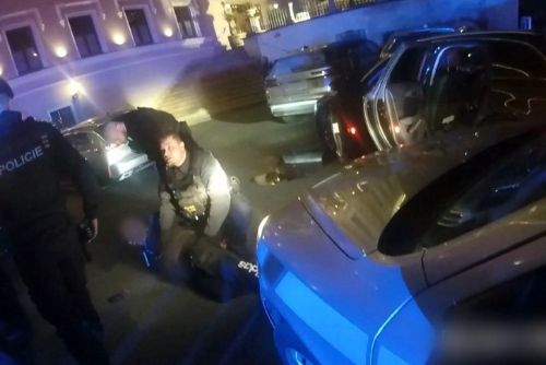 Policie po pronásledování Audi zadržela dva muže. Vůz jel po Pražském okruhu až 210 km/h