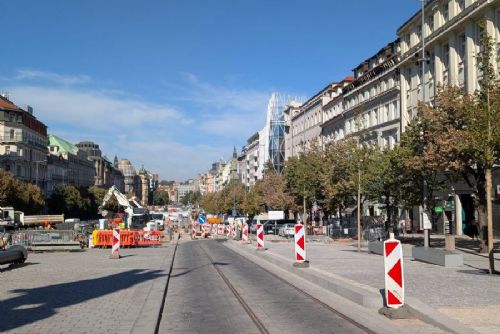 Koleje se po 46 letech vrátily na Václavské náměstí. Tramvaje vyjedou až v červnu 2027
