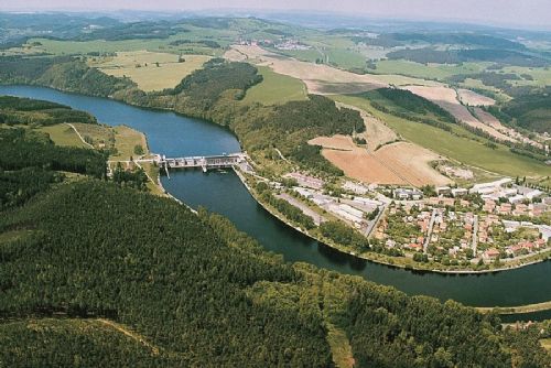 Pokles Vltavy pod Kamýkem odhalil staré jezy a stezky. Hladina ve studnách klesla o dva metry