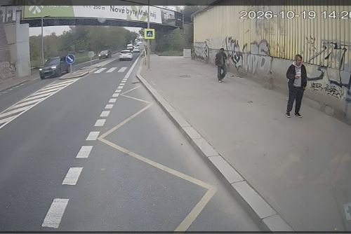 GIBS hledá svědky nehody policejního vozu v Praze 10. Zveřejnila snímky dvou mužů