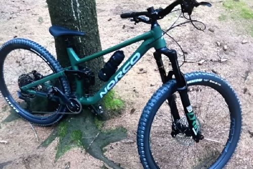 Ze zahradního domku v Novém Městě zmizelo kolo za 70 tisíc. Policie hledá svědky