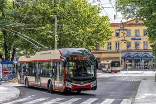 Jihlava posouvá přechod u nového terminálu. Trolejbus po zastavení zůstane bez proudu