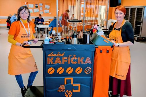 Dobrovolníci vozí v Nemocnici Jihlava kávu pacientům i zdravotníkům. Kavárna se rozšířila na další oddělení