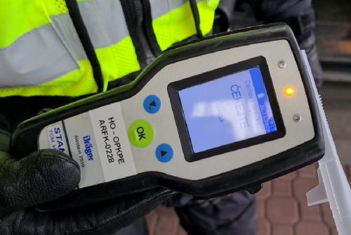 Motorkář u Štoků vyjel ze silnice I/38 a narazil do propustku. Dechová zkouška ukázala 1,19 promile