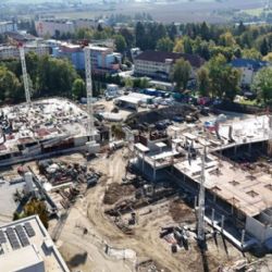U jihlavské nemocnice nakonec vznikne parkovací dům se 704 místy. Kvůli navýšení kapacity se jeho otevření posouvá